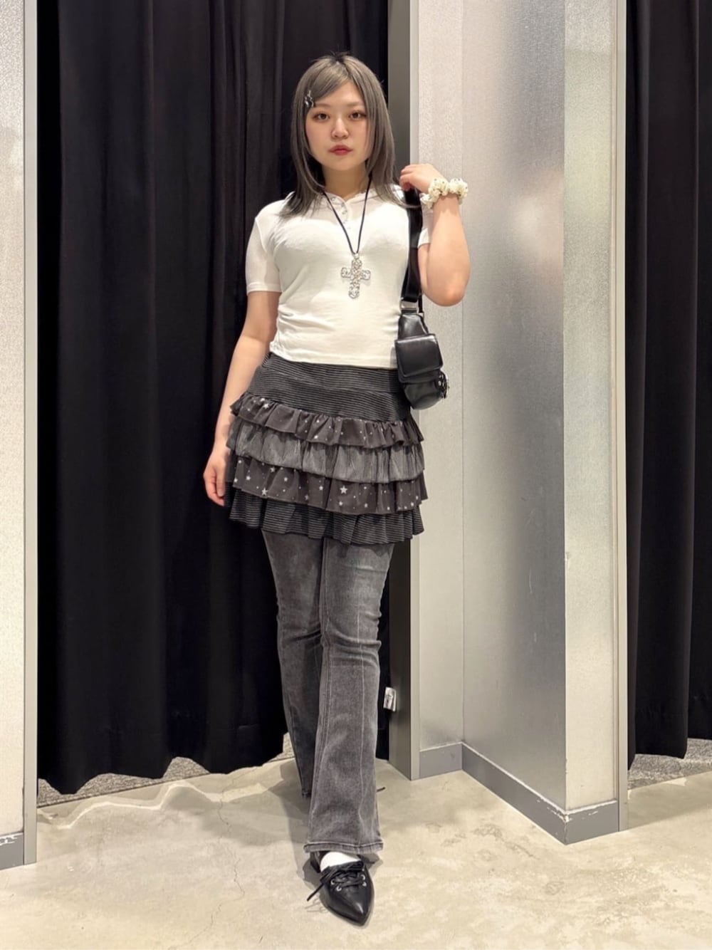ブラック系のショルダーバッグ、ブラック系のデニムパンツ、ブラック系のパンプスを着用したレディースの夏コーディネートの1枚目の写真