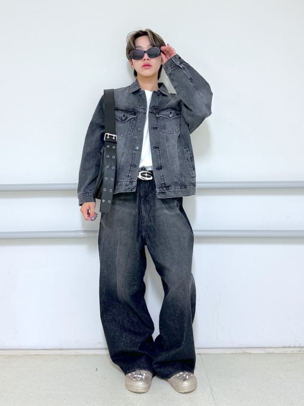 ブラック系のデニムパンツ、ホワイト系のTシャツ/カットソー、ブラック系のショルダーバッグを着用したメンズの秋コーディネートの1枚目の写真