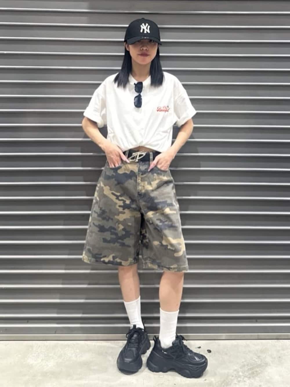 その他のTシャツ/カットソー、その他のデニムパンツ、ブラック系のスニーカーを着用したレディースの春コーディネートの1枚目の写真