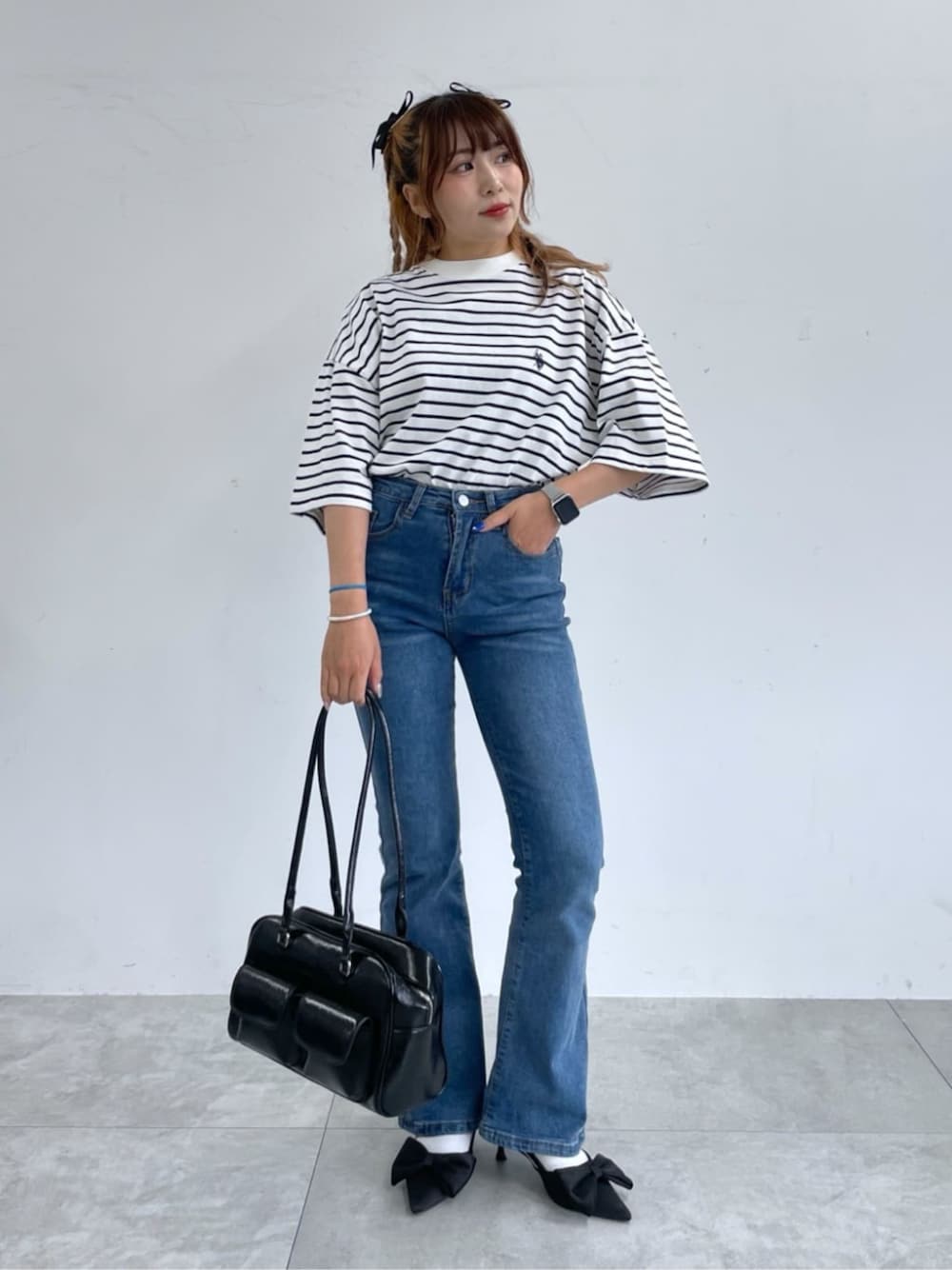 ホワイト系のTシャツ/カットソーを着用したレディースの夏コーディネートの1枚目の写真