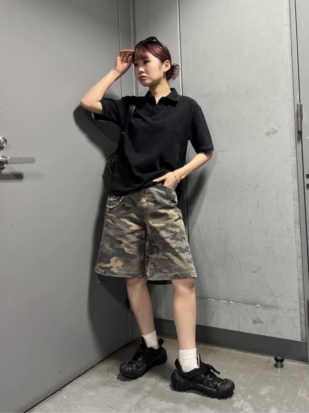 その他のデニムパンツ、ブラック系のポロシャツ、ブラック系のショルダーバッグを着用したレディースの夏コーディネートの1枚目の写真
