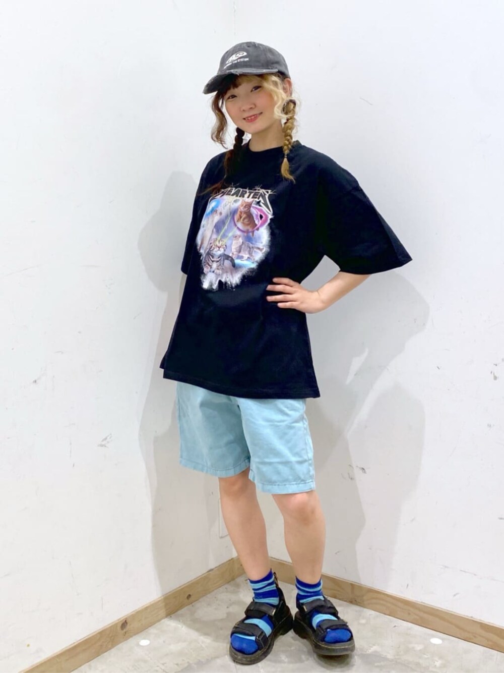 その他のTシャツ/カットソー、グリーン系のチノパンツ、ブラック系のキャップを着用したレディースの春コーディネートの1枚目の写真