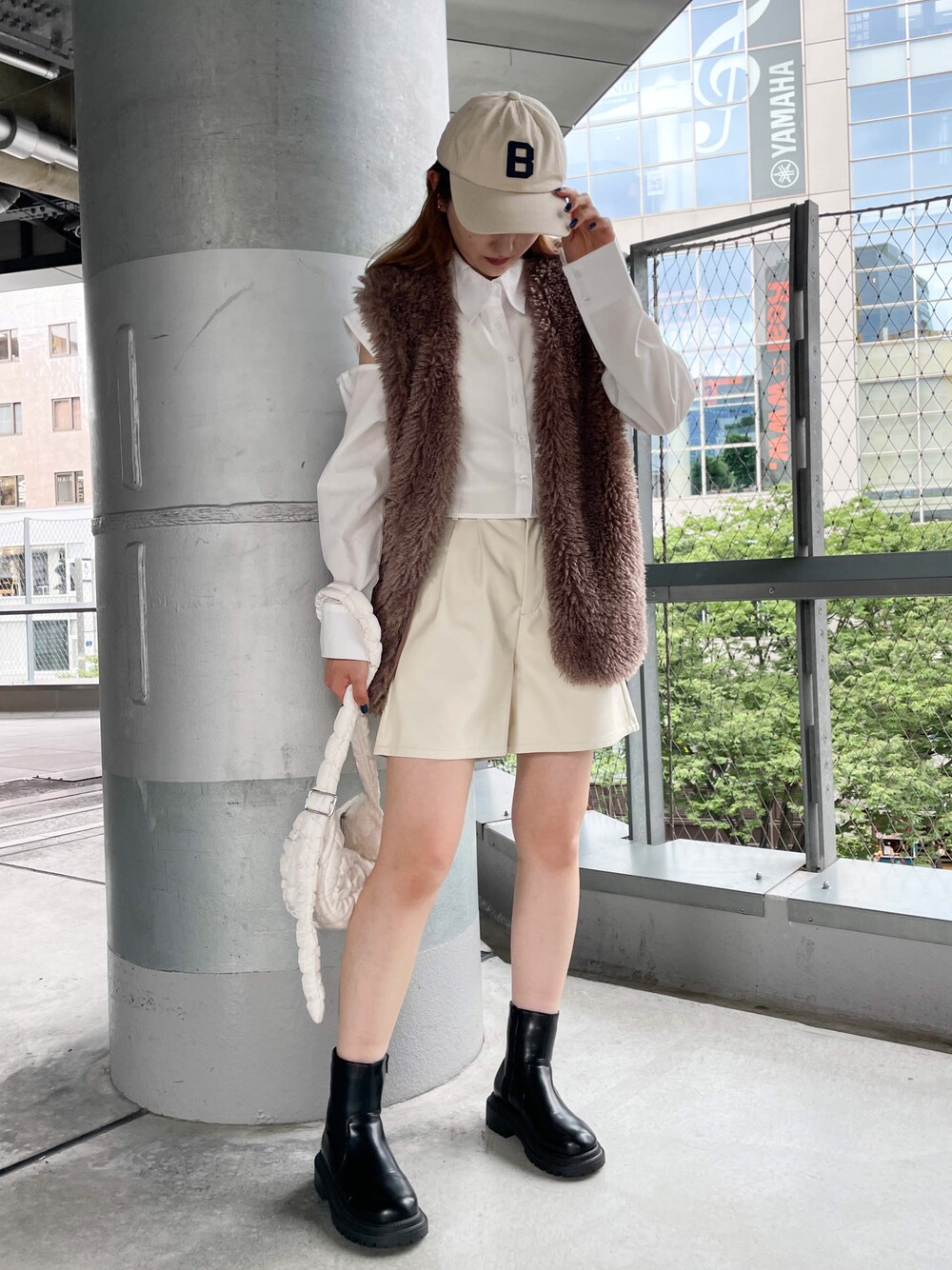 ホワイト系のシャツ/ブラウス、ブラウン系のベスト、ホワイト系のその他パンツを着用したレディースの夏コーディネートの1枚目の写真