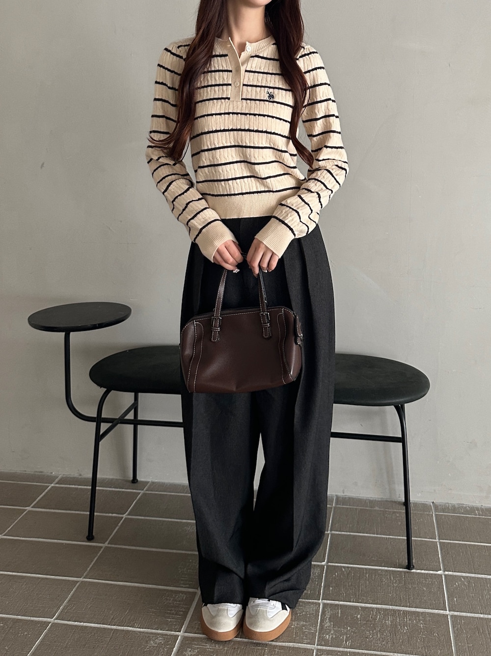 ホワイト系のニット/セーターを着用したレディースの秋コーディネートの1枚目の写真