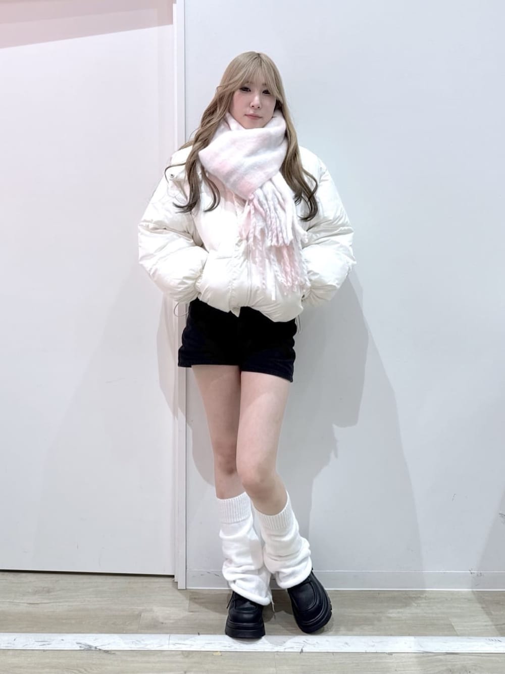 ホワイト系のダウンジャケット/コート、ブラック系のデニムパンツ、ブラック系のドレスシューズを着用したレディースの冬コーディネートの1枚目の写真