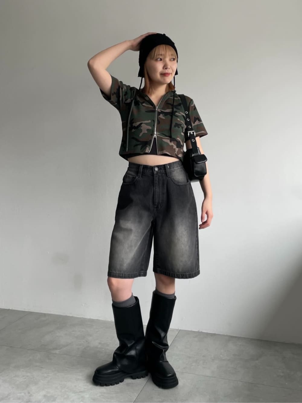 「休日スタイル、お出かけコーデ、春夏コーデ、春服コーデ、おでかけコーデ、おしゃれさんと繋がりたい、今日のコーデ、ハーフパンツ、迷彩、迷彩柄、カモフラ、ジップパーカー、半袖パーカー、ギャル、ギャルコーデ」｜「WEGOのWEGO/【25年春夏新作】ヴィンテージウォッシュデニムハーフパンツ（デニムパンツ、ブラック系）」を使った、WEGOさん（レディース・155cm）の春コーディネートの1枚目の写真
