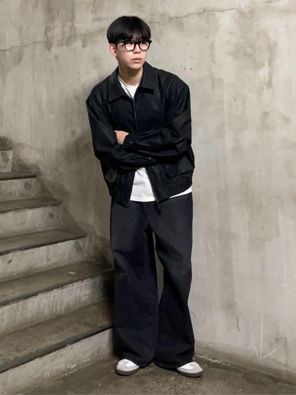 ブラック系のブルゾン、その他のTシャツ/カットソーを着用したメンズの春コーディネートの1枚目の写真