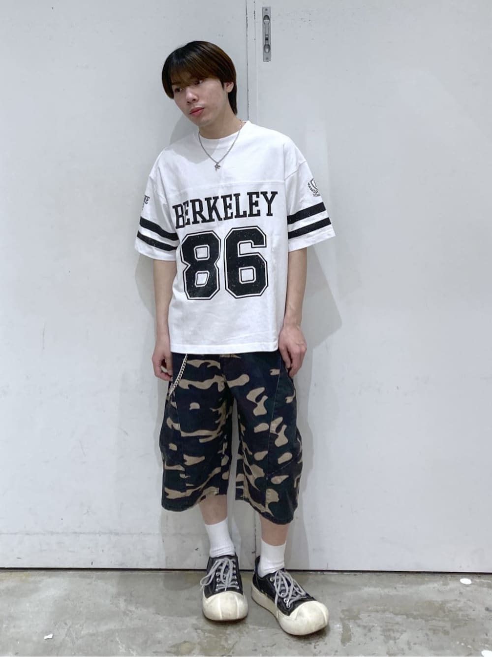 ホワイト系のTシャツ/カットソー、その他のデニムパンツ、その他のネックレスを着用したメンズの春コーディネートの1枚目の写真