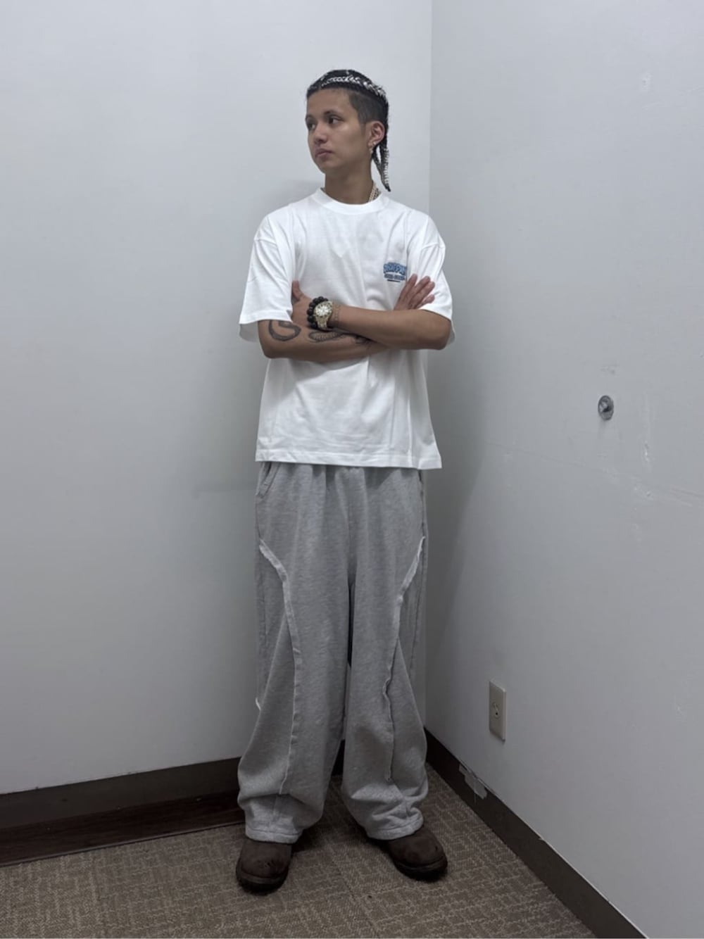 グレー系のスウェットパンツ、その他のTシャツ/カットソーを着用したメンズの夏コーディネートの1枚目の写真