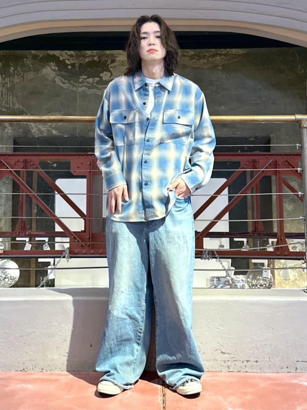 ブルー系のデニムパンツ、その他のシャツ/ブラウスを着用したメンズの春コーディネートの1枚目の写真