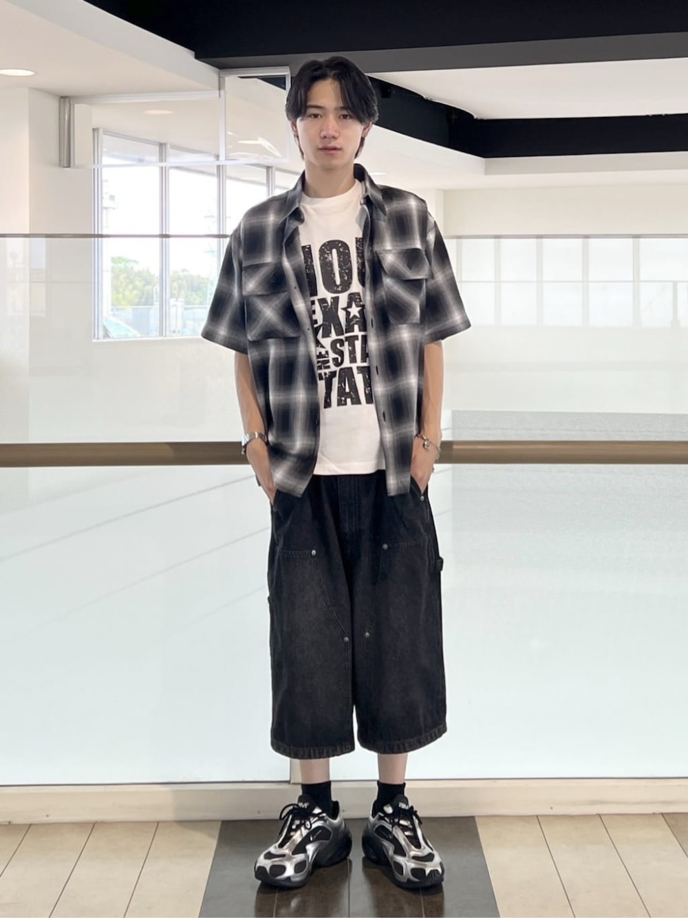 その他のTシャツ/カットソー、その他のシャツ/ブラウス、ブラック系のデニムパンツを着用したメンズの夏コーディネートの1枚目の写真