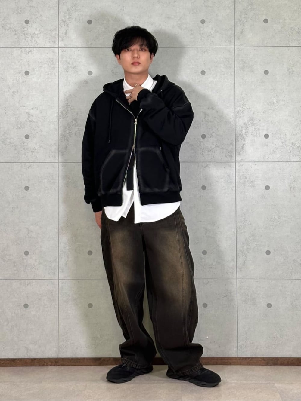 「シャツスタイル、今日のコーデ、おでかけコーデ、春、カジュアルコーデ、おしゃれさんと繋がりたい、休日スタイル、ブラック、ブラックコーデ、ブラックデニム、バレルレッグジーンズ、バレルパンツ、バレルレッグ、モノトーン、モノトーンコーデ」｜「LUCYのLUCY/【25年春夏新作】ボウタイロングスリーブシャツ（シャツ/ブラウス、ホワイト系）」を使った、WEGOさん（メンズ・174cm）の春コーディネートの1枚目の写真