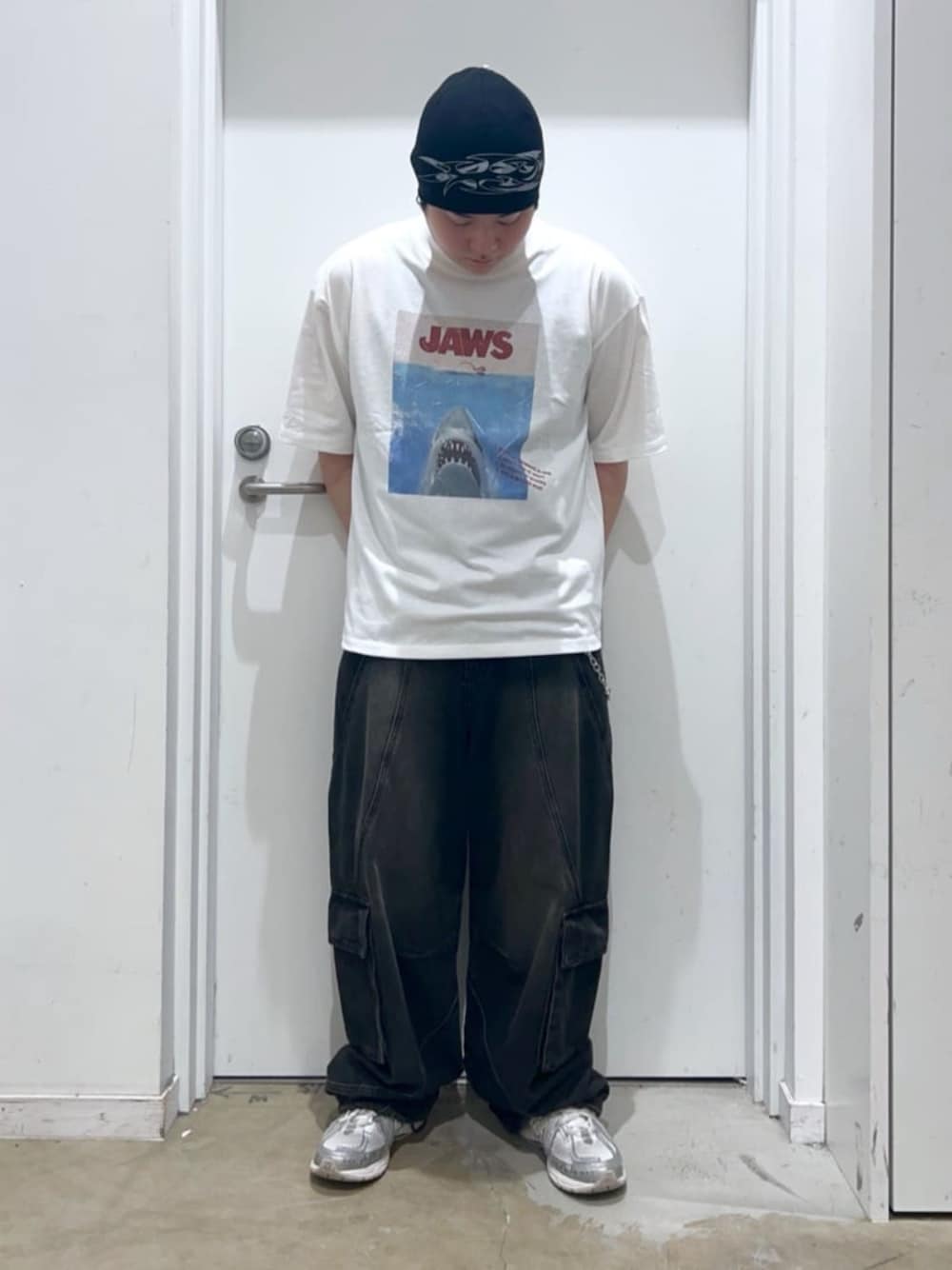 ブラック系のデニムパンツ、その他のTシャツ/カットソー、ブラック系のニットキャップ/ビーニーを着用したメンズの春コーディネートの1枚目の写真