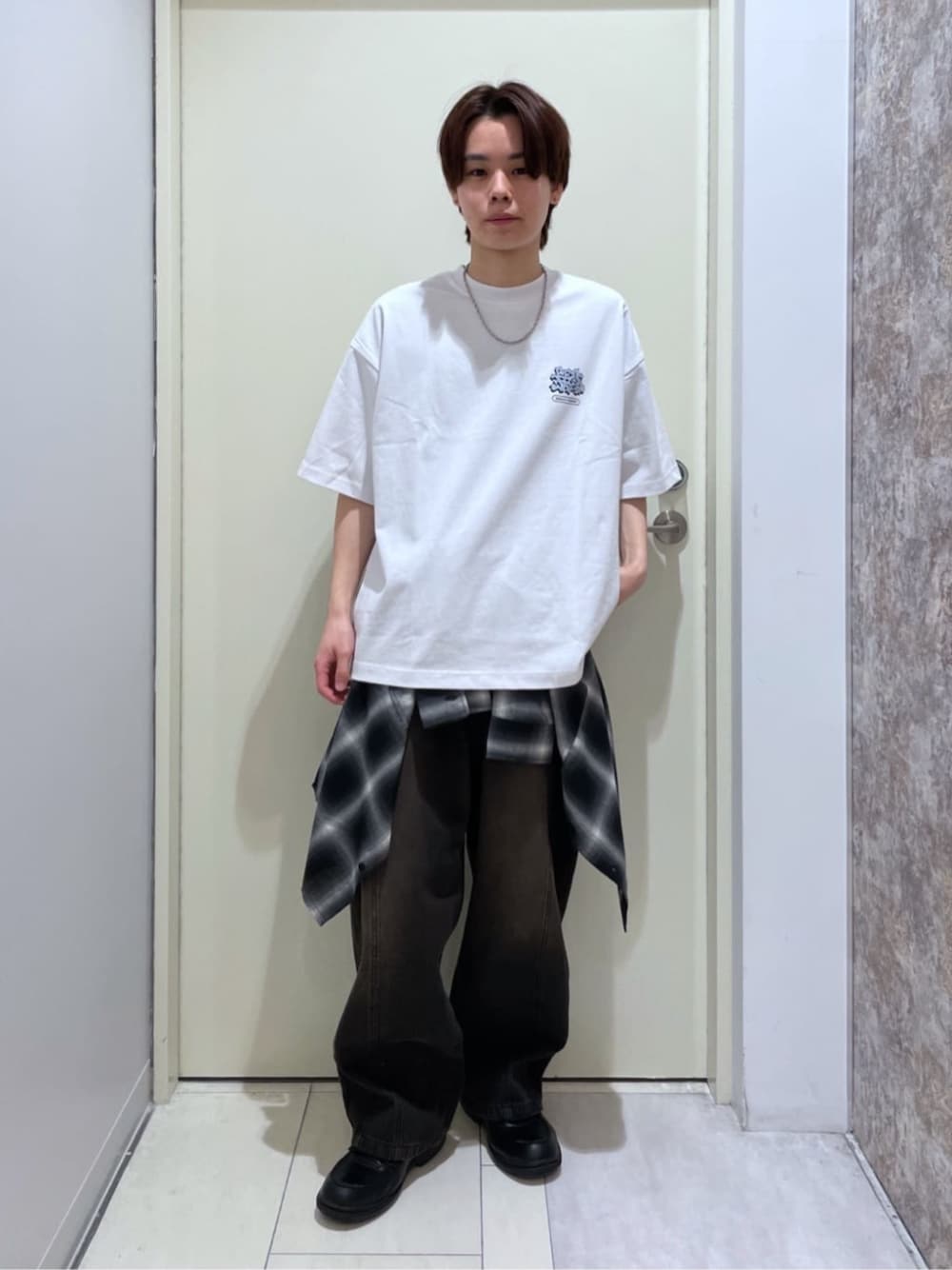ブラック系のデニムパンツ、その他のシャツ/ブラウス、ホワイト系のTシャツ/カットソーを着用したメンズの春コーディネートの1枚目の写真