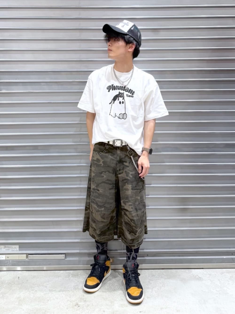 その他のTシャツ/カットソー、その他のデニムパンツ、ブラック系のソックス/靴下を着用したメンズの夏コーディネートの1枚目の写真