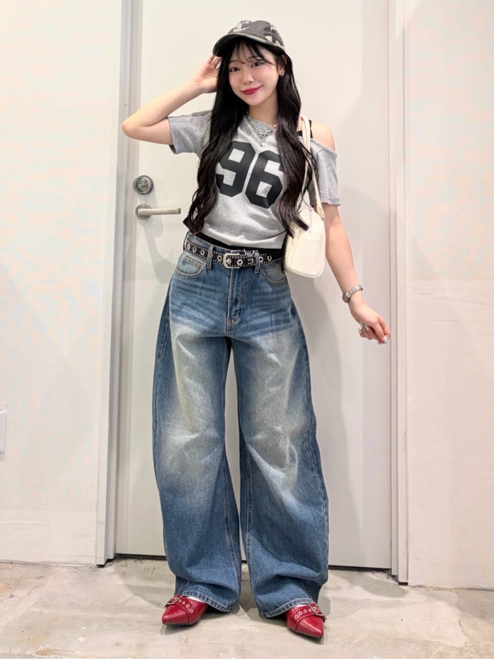 レッド系のパンプス、ブルー系のデニムパンツ、グレー系のTシャツ/カットソーを着用したレディースの夏コーディネートの1枚目の写真