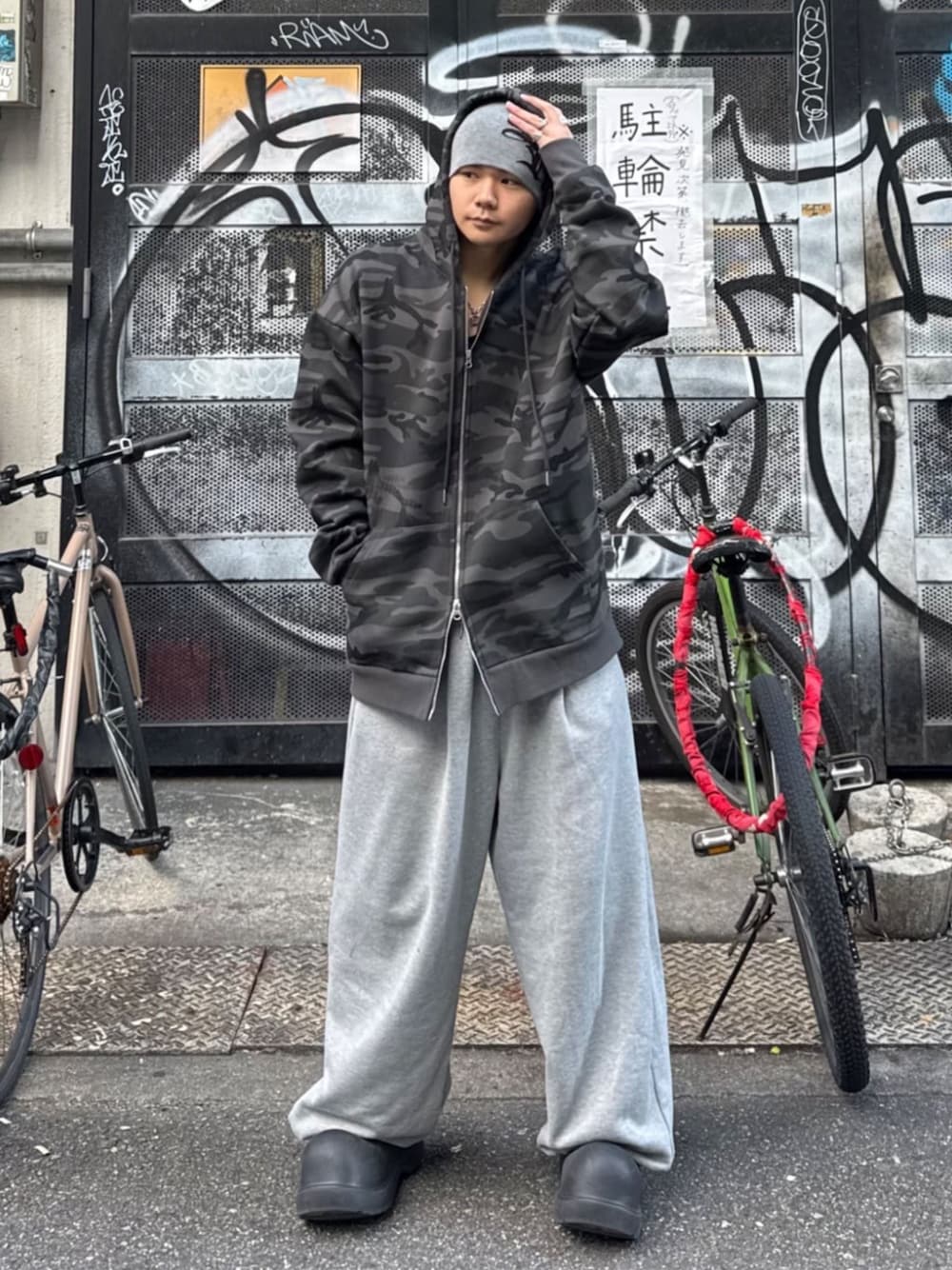 グレー系のスウェットパンツ、ブルー系のパーカー、グレー系のニットキャップ/ビーニーを着用したメンズの冬コーディネートの1枚目の写真