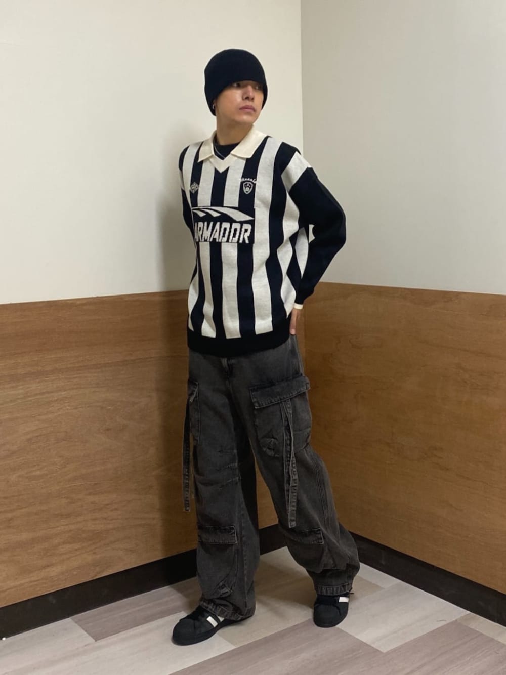 ブラック系のニット/セーター、ブラック系のデニムパンツを着用したメンズの秋コーディネートの1枚目の写真