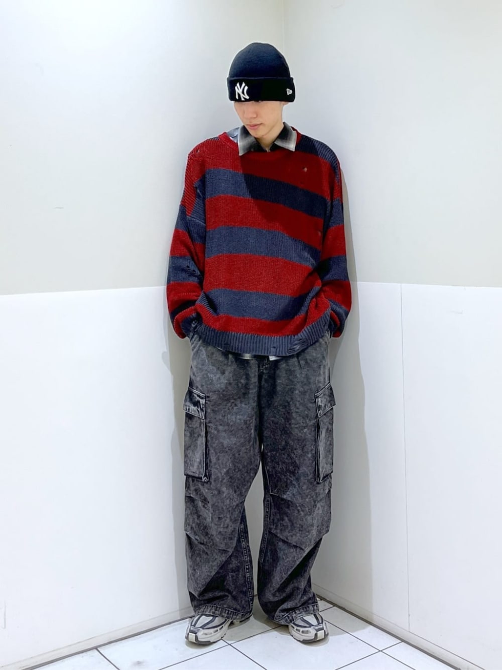 その他のシャツ/ブラウス、ブラック系のカーゴパンツ、レッド系のニット/セーターを着用したメンズの春コーディネートの1枚目の写真