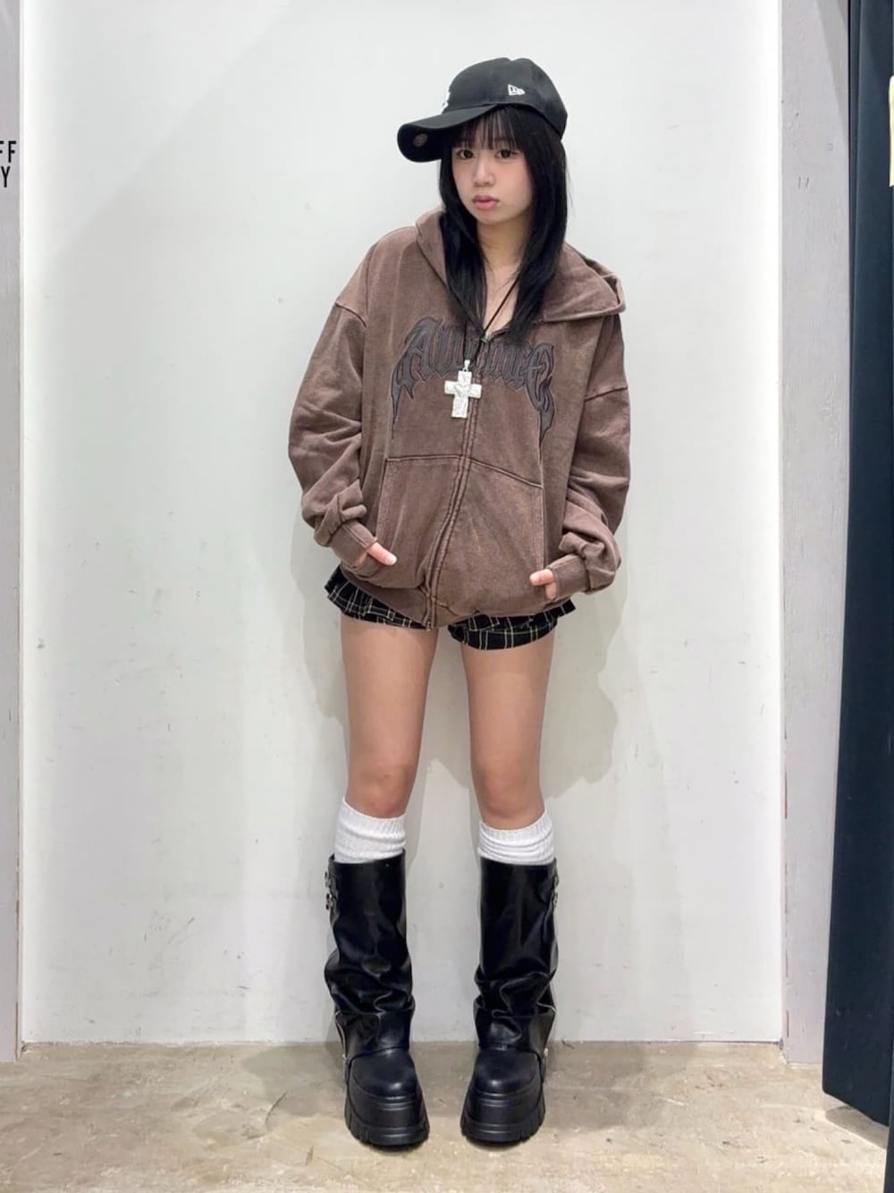 ブラック系のブーツ、ブラウン系のパーカー、その他のネックレスを着用したレディースの冬コーディネートの1枚目の写真