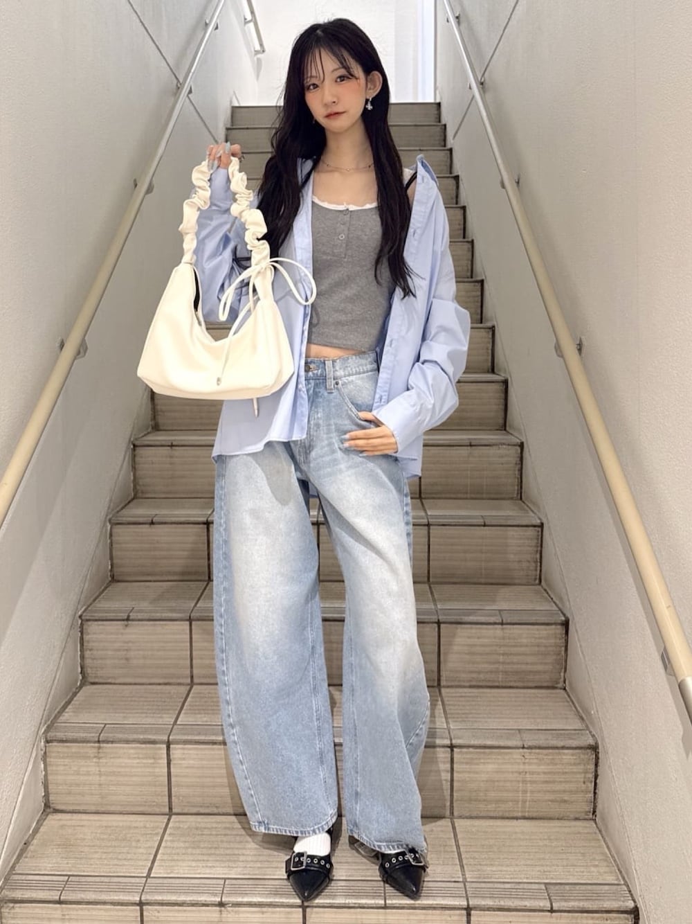 ブルー系のシャツ/ブラウス、ブルー系のデニムパンツ、ブラック系のパンプスを着用したレディースの春コーディネートの1枚目の写真