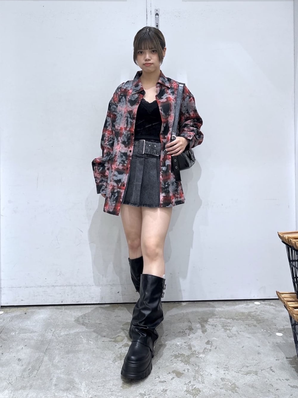 レッド系のシャツ/ブラウス、ブラック系のスカート、ブラック系のブーツを着用したレディースの秋コーディネートの1枚目の写真