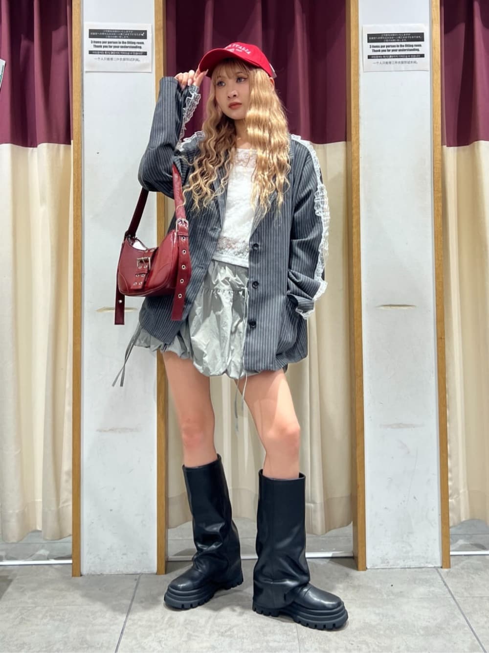 ホワイト系のTシャツ/カットソー、レッド系のハンドバッグ、ブラック系のブーツを着用したレディースの秋コーディネートの1枚目の写真