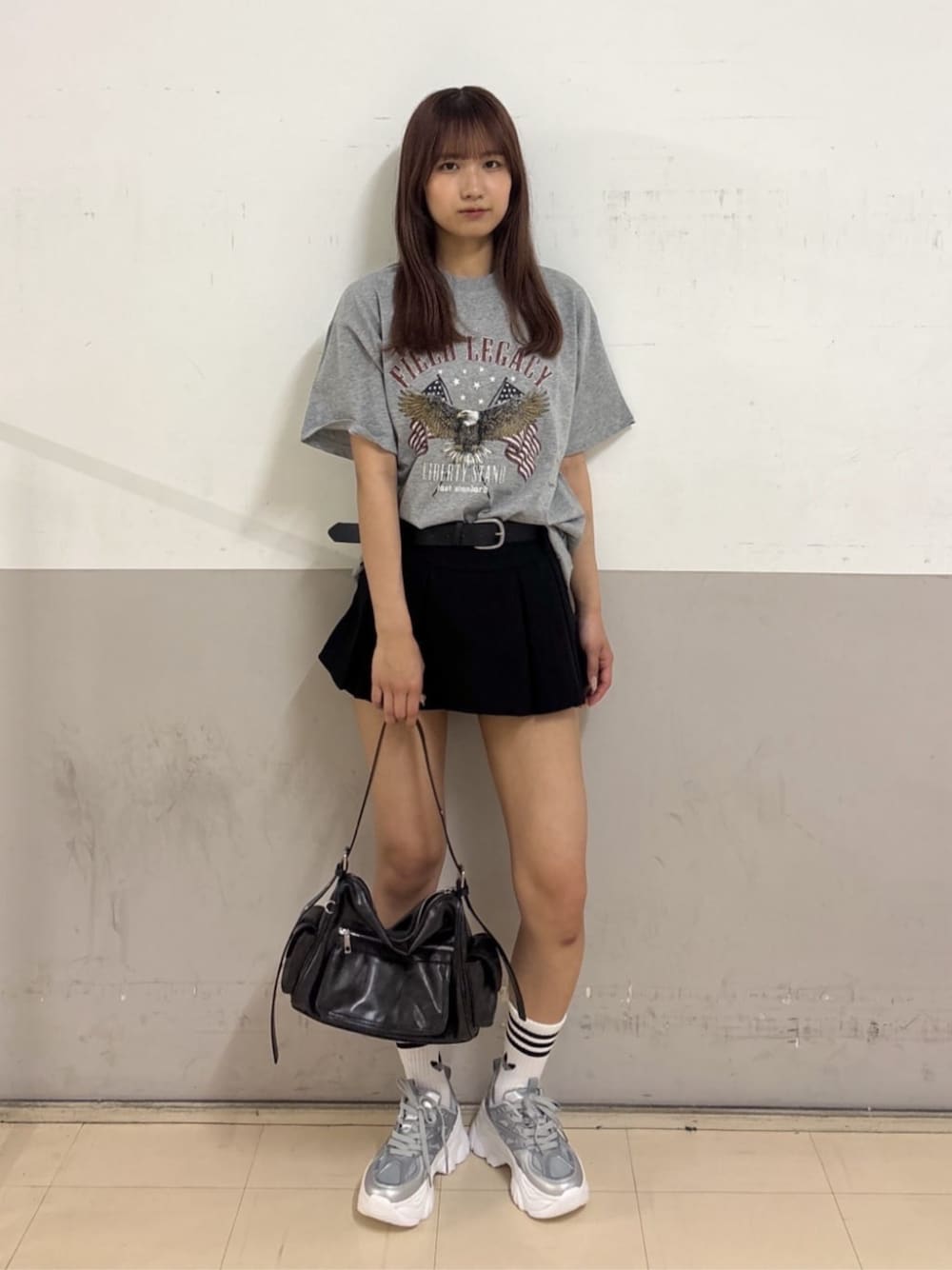 シルバー系のスニーカー、その他のTシャツ/カットソー、ブラック系のハンドバッグを着用したレディースの夏コーディネートの1枚目の写真