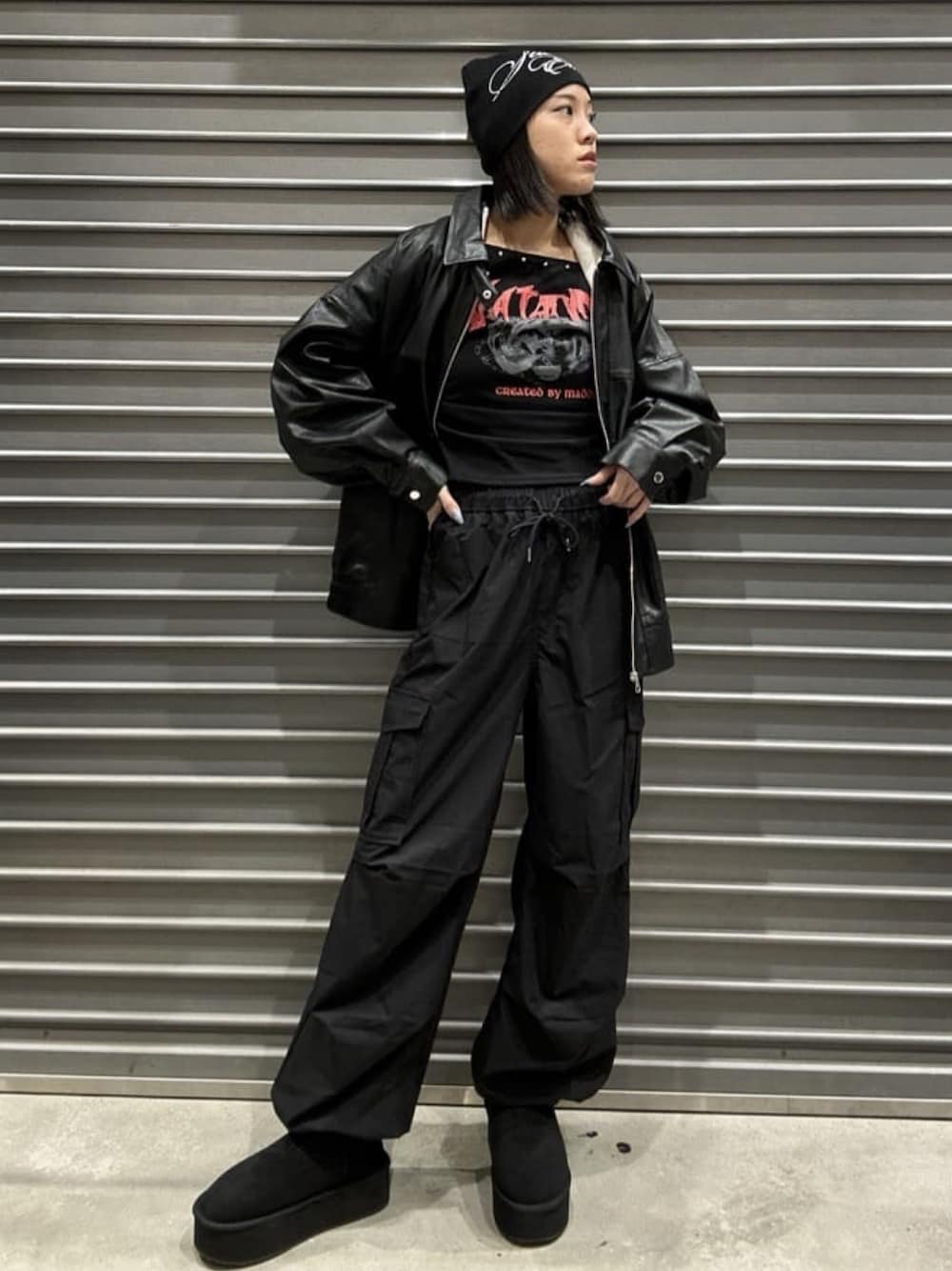 ブラック系のカーゴパンツ、ブラック系のブルゾン、ブラック系のTシャツ/カットソーを着用したレディースの冬コーディネートの1枚目の写真
