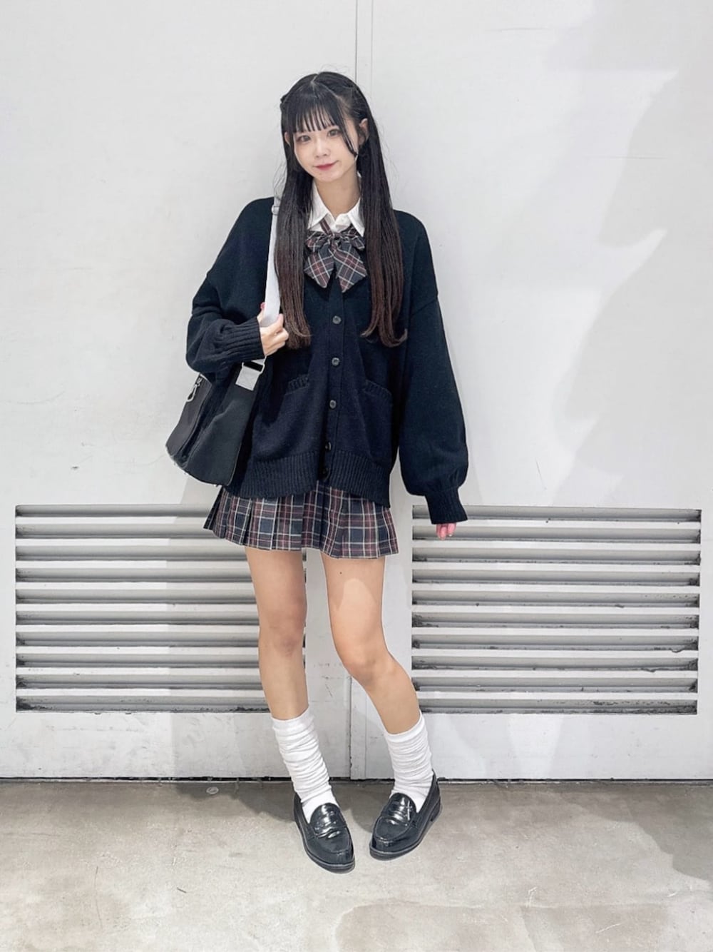 「制服、制服風コーデ、制服アレンジ、制服コーデ、制服着こなし、学生コーデ、学生、学生スタイル、学生服、スクールガール、スクール、スクールコーデ、スクールバッグ、スクールカーディガン、JK」｜「WEGOのWEGO/スクールショルダーバッグ（ショルダーバッグ、ブラック系）」を使った、WEGOさん（レディース・163cm）の冬コーディネートの1枚目の写真