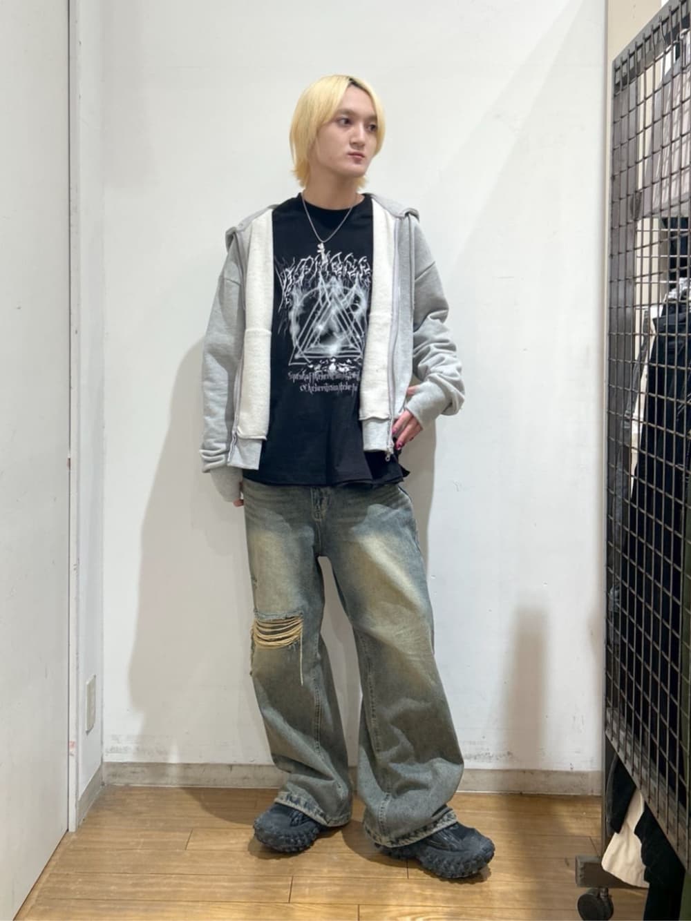 グレー系のパーカー、ブルー系のデニムパンツ、レッド系のTシャツ/カットソーを着用したメンズの春コーディネートの1枚目の写真