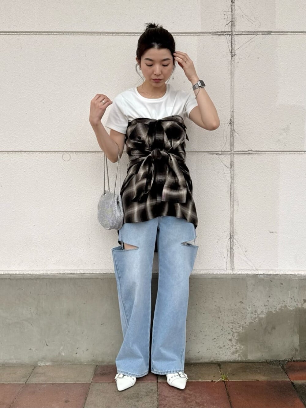 その他のシャツ/ブラウス、ブルー系のデニムパンツ、ホワイト系のパンプスを着用したレディースの春コーディネートの1枚目の写真