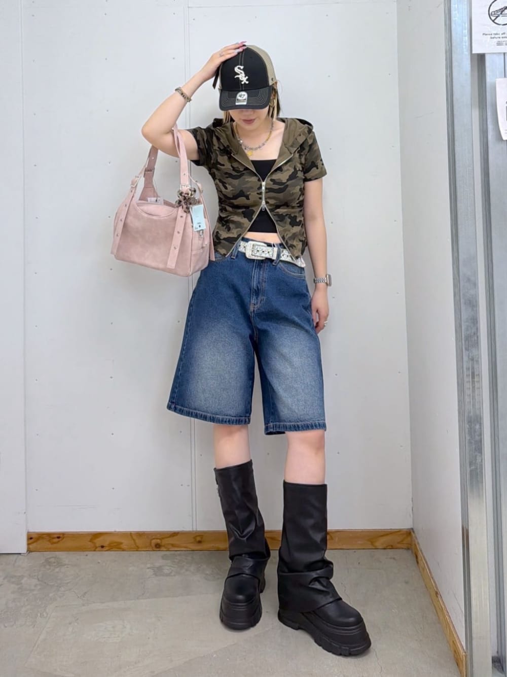 ブラック系のブーツ、ブルー系のデニムパンツ、ブラック系のキャミソールを着用したメンズの夏コーディネートの1枚目の写真