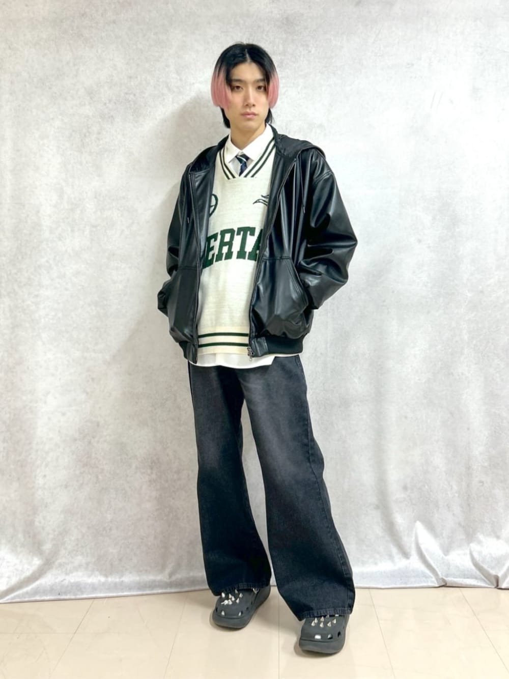 ブラック系のライダースジャケット、ホワイト系のニット/セーター、その他のシャツ/ブラウスを着用したメンズの冬コーディネートの1枚目の写真