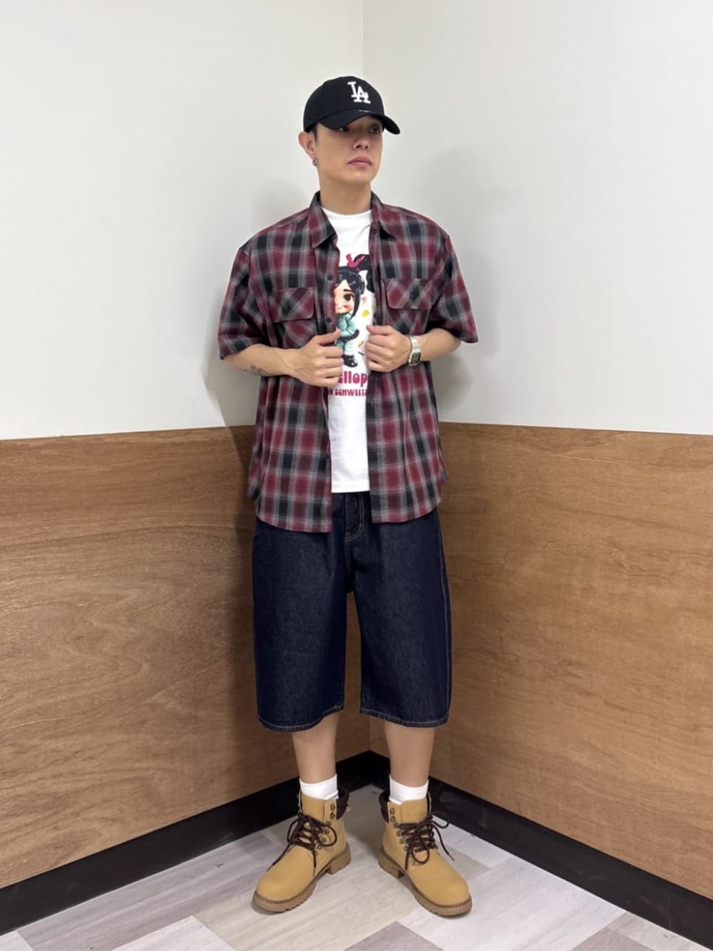 ブルー系のデニムパンツ、レッド系のシャツ/ブラウス、その他のTシャツ/カットソーを着用したメンズの夏コーディネートの1枚目の写真