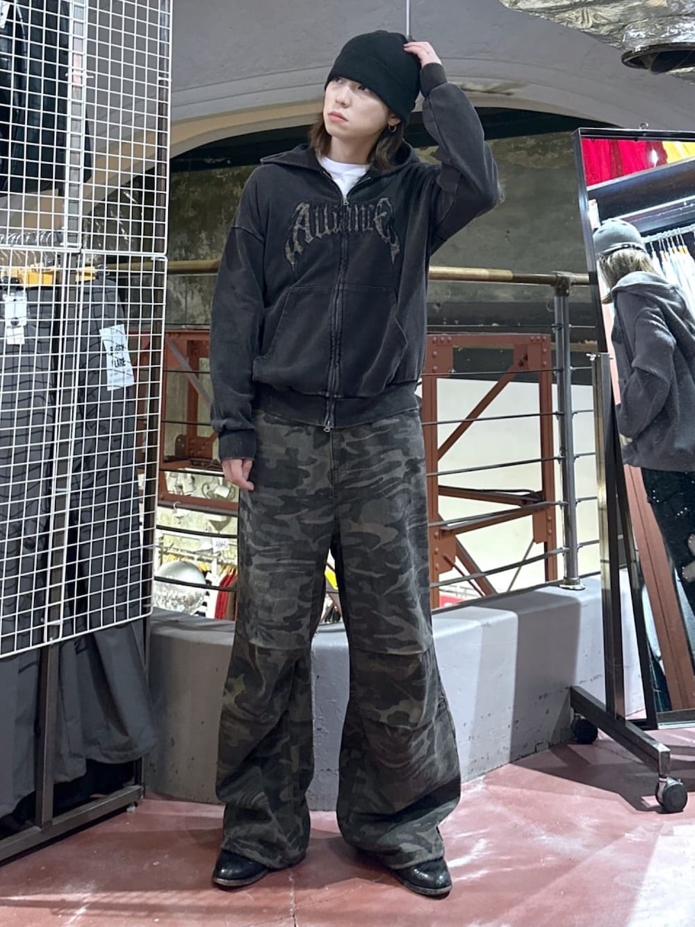 その他のカーゴパンツ、ブラック系のパーカーを着用したメンズの春コーディネートの1枚目の写真