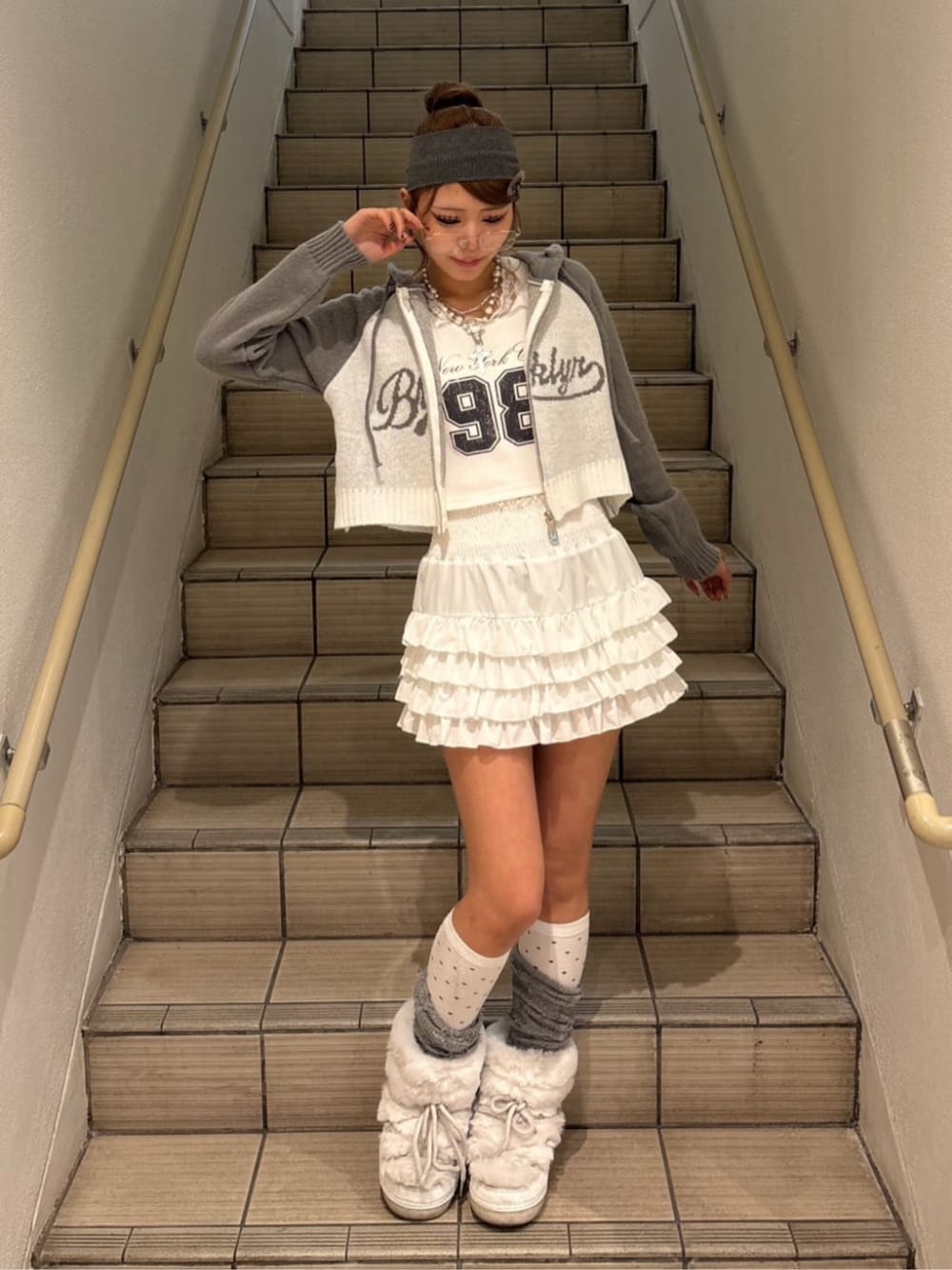 ホワイト系のスカート、ホワイト系のタンクトップ、グレー系のニット/セーターを着用したレディースの春コーディネートの1枚目の写真