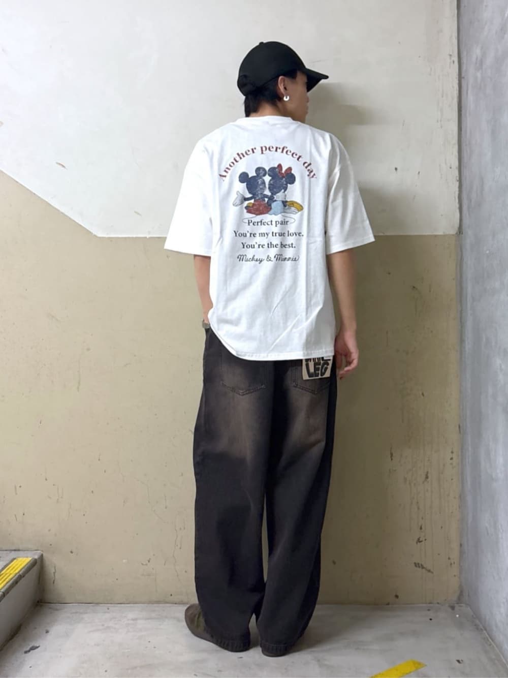ブラック系のデニムパンツ、その他のTシャツ/カットソーを着用したメンズの夏コーディネートの1枚目の写真