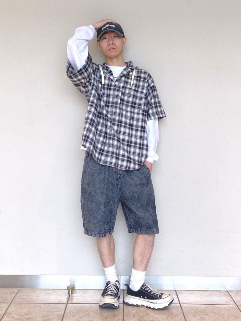 ホワイト系のTシャツ/カットソー、ブラック系のチノパンツ、ブラック系のシャツ/ブラウスを着用したメンズの春コーディネートの1枚目の写真