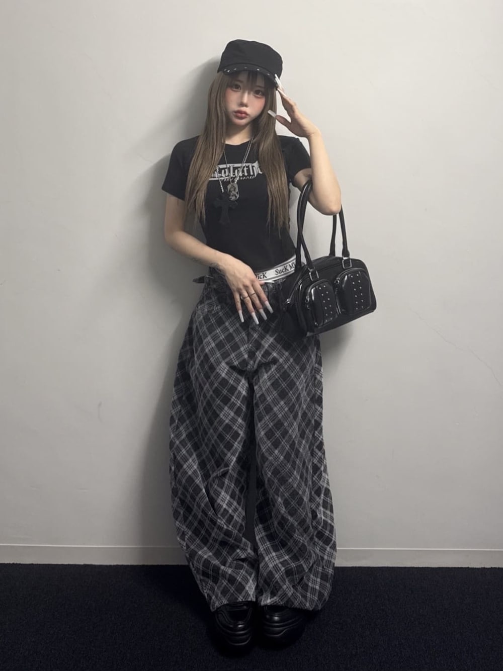 ブラック系のTシャツ/カットソー、ブラック系のデニムパンツ、ブラック系のスニーカーを着用したレディースの春コーディネートの1枚目の写真