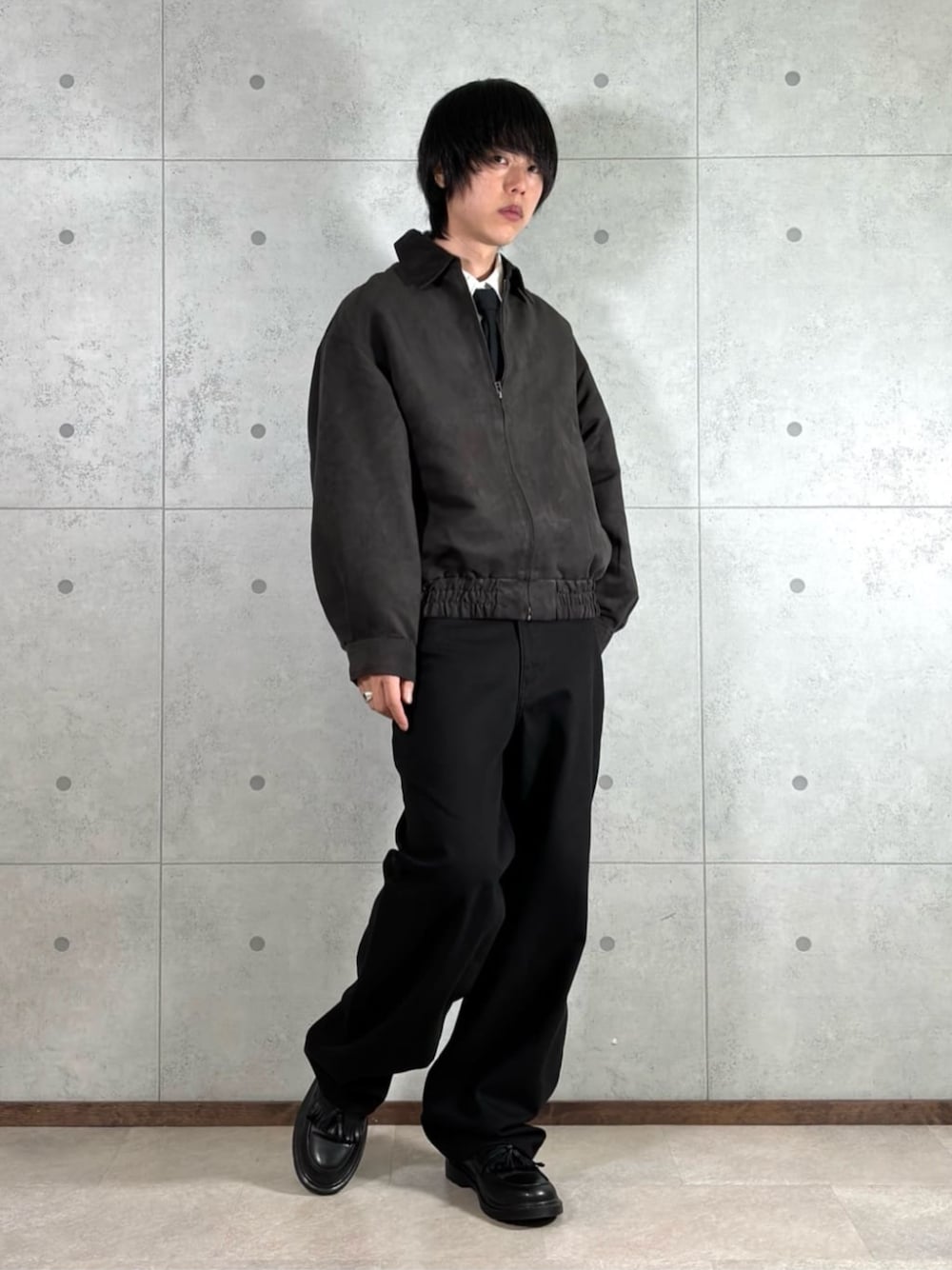 ホワイト系のシャツ/ブラウス、グレー系のブルゾン、ブラック系のデニムパンツを着用したメンズの秋コーディネートの1枚目の写真