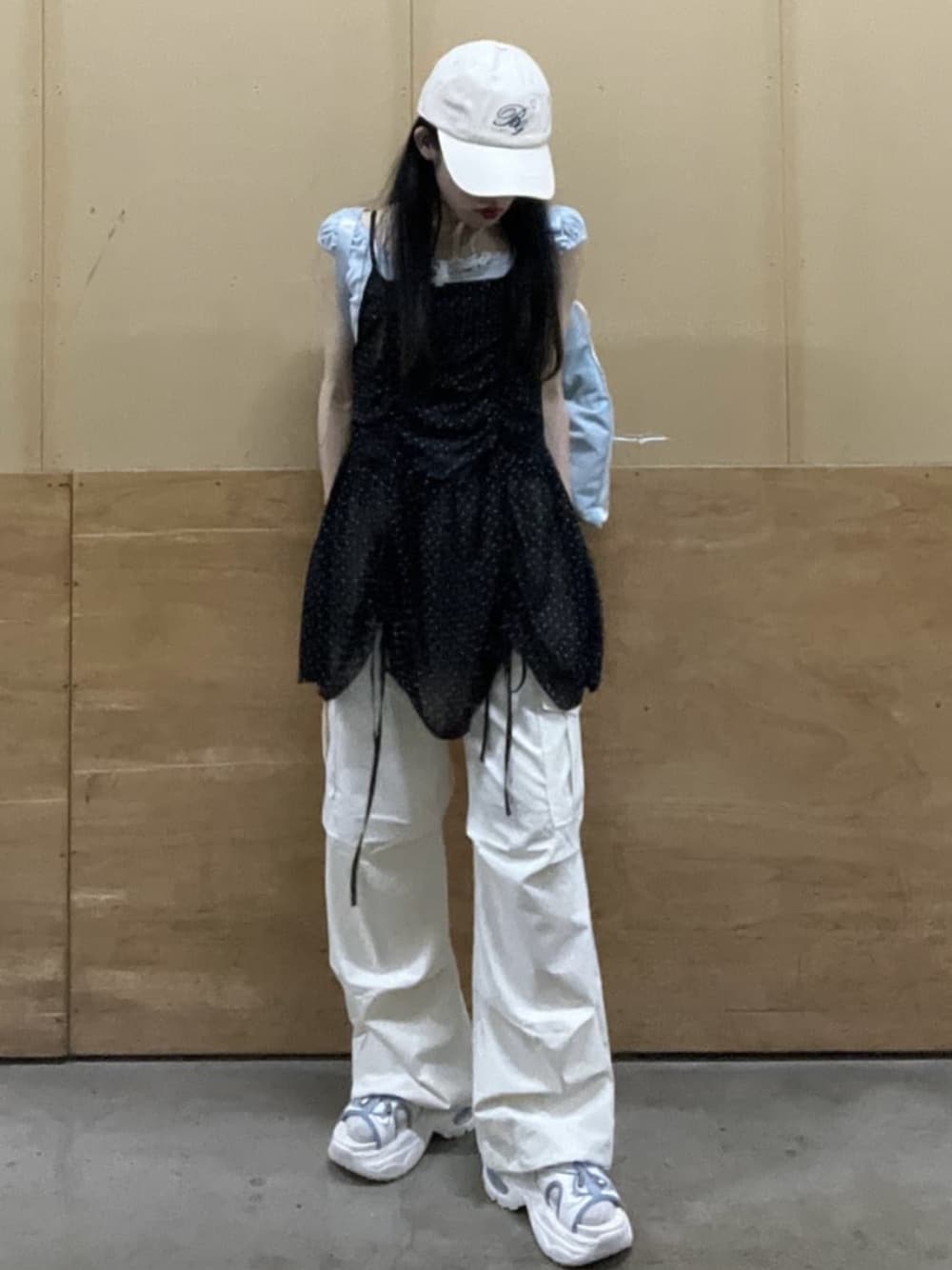 ホワイト系のカーゴパンツ、ブルー系のTシャツ/カットソー、その他のワンピースを着用したレディースの夏コーディネートの1枚目の写真