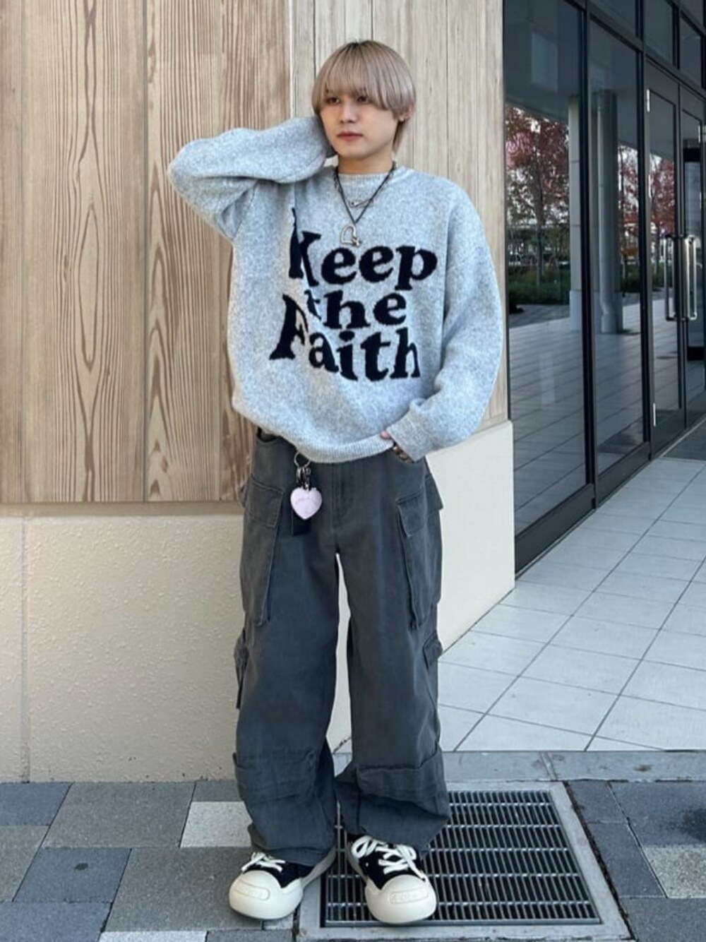 ブラック系のカーゴパンツ、グレー系のニット/セーターを着用したメンズの冬コーディネートの1枚目の写真