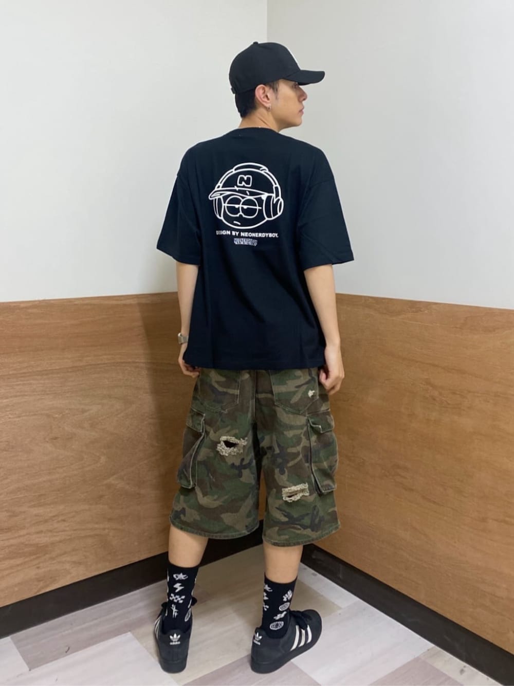 その他のカーゴパンツ、その他のTシャツ/カットソー、その他のキャップを着用したメンズの春コーディネートの1枚目の写真