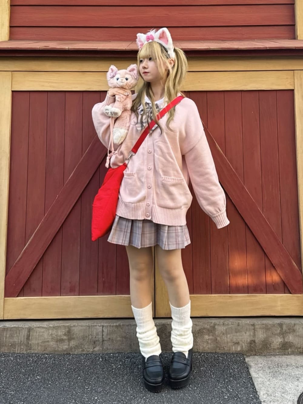 ホワイト系のシャツ/ブラウス、ピンク系のカーディガン/ボレロ、レッド系のネクタイを着用したレディースの春コーディネートの1枚目の写真