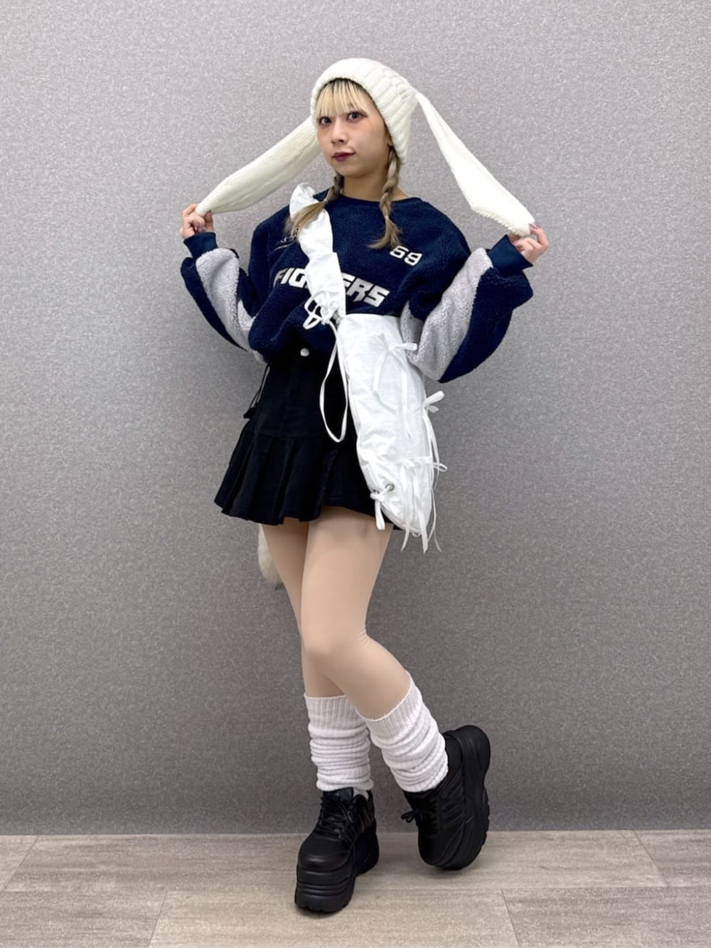 ブルー系のスウェット、ブラック系のスカート、ブラック系のスニーカーを着用したレディースの秋コーディネートの1枚目の写真