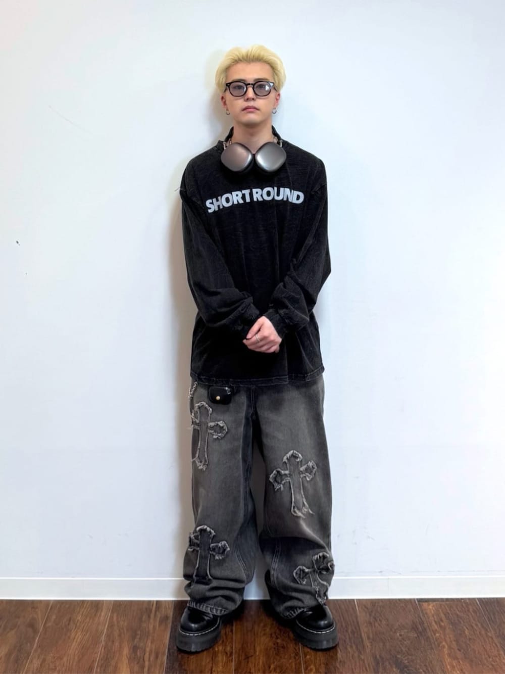 ブラック系のTシャツ/カットソー、その他のウォレットチェーンを着用したメンズの春コーディネートの1枚目の写真