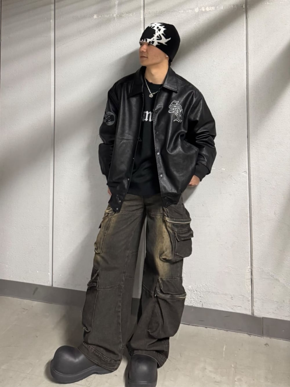 ブラック系のライダースジャケット、ブラック系のデニムパンツを着用したメンズの冬コーディネートの1枚目の写真