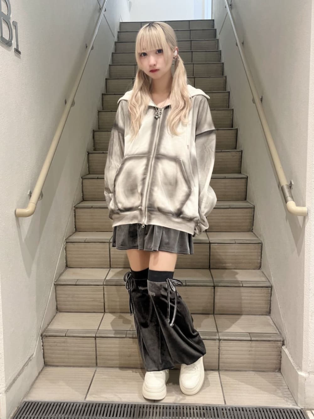 「モノトーン、モノトーンコーデ、ジップパーカー、ジップパーカーコーデ、ゆるコーデ、ミニスカート、ミニスカートコーデ、ミニスカ、レッグカバー、厚底スニーカー、サブカル、サブカル女子、whinny、原宿系、原宿」｜「WEGOのWEGO/【25年春夏新作】ボリュームレースアップ厚底スニーカー（スニーカー、ホワイト系）」を使った、WEGOさん（レディース・160cm）の春コーディネートの1枚目の写真