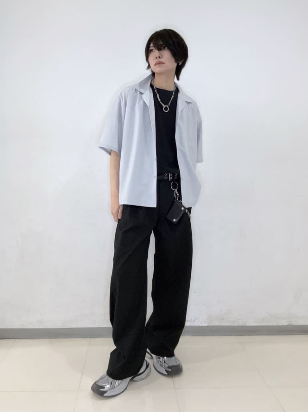 ブラック系のスラックス、ブラック系のTシャツ/カットソー、グレー系のシャツ/ブラウスを着用したメンズの夏コーディネートの1枚目の写真